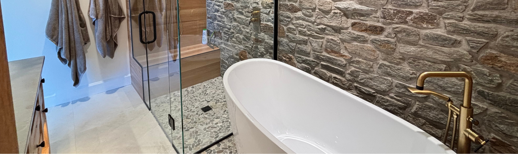 Transformation d’une salle de bain rustique moderne à Entrelacs