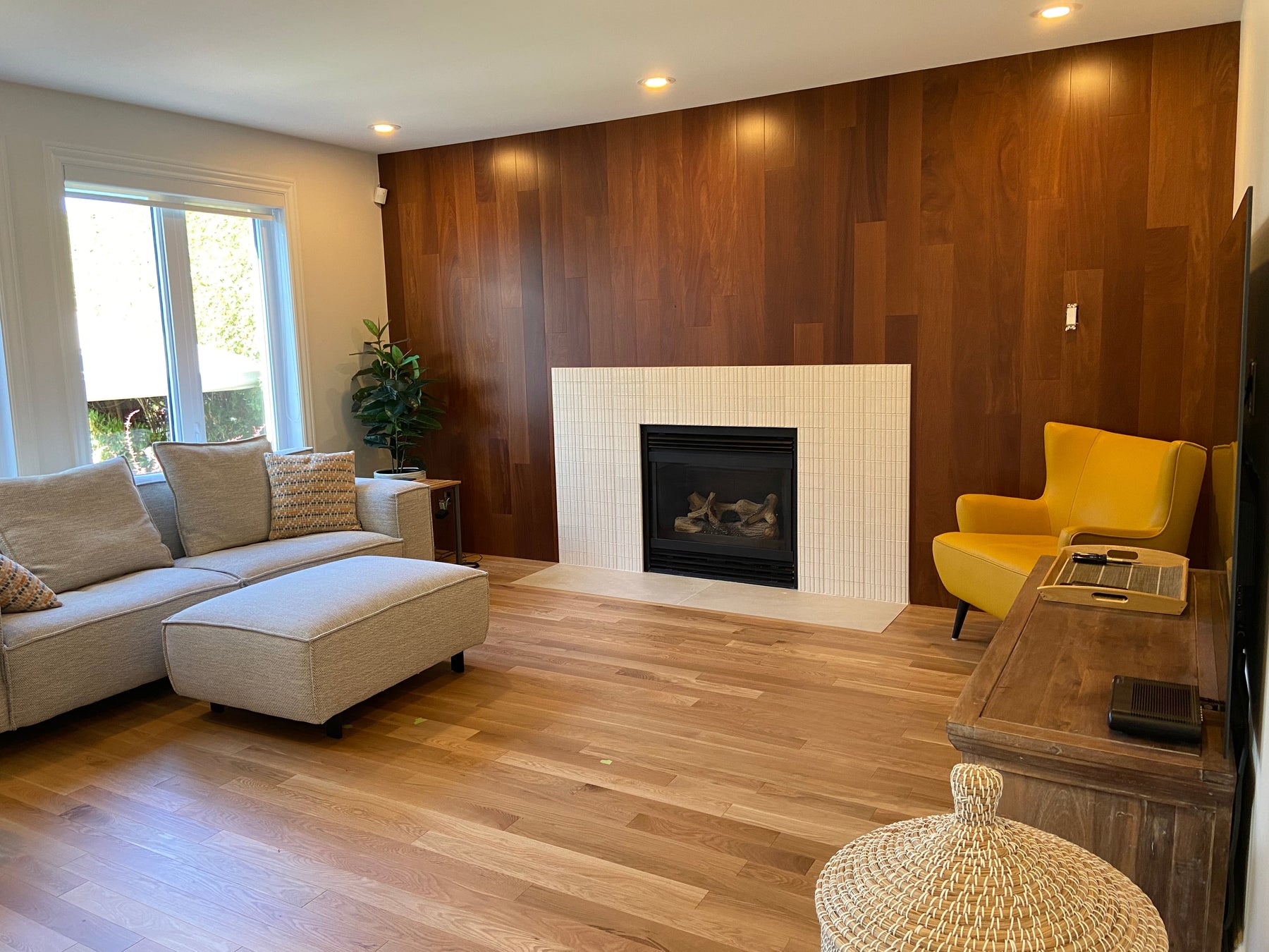 Une rénovation chaleureuse où le bois naturel et les textures se rencontrent